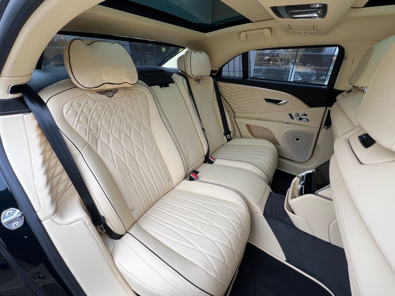 Rolls-Royce Flying Spur W12 2025 год <br>Черный металлик Beluga