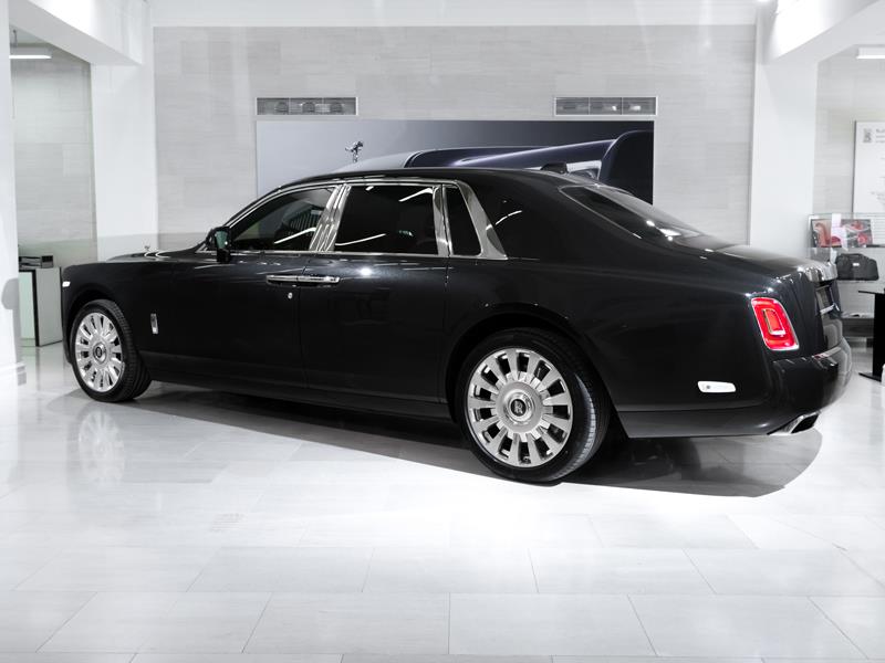Rolls-Royce Phantom SWB  <br>Infinity Black 