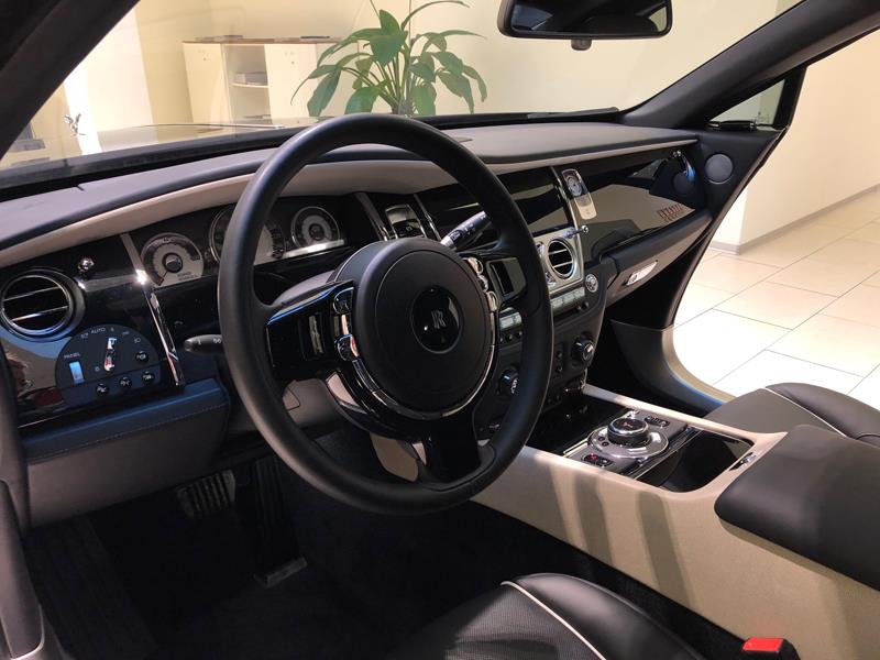 Rolls-Royce Wraith 2015 год <br>English White / Diamond Black 