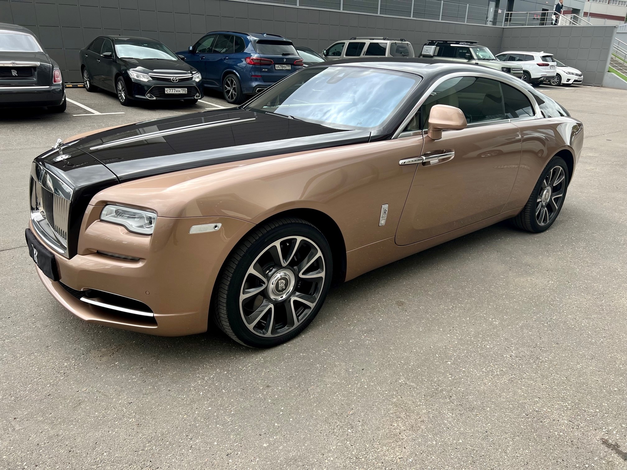 Rolls-Royce Wraith 2019 год <br>Petra Gold/ Smokey Quartz 