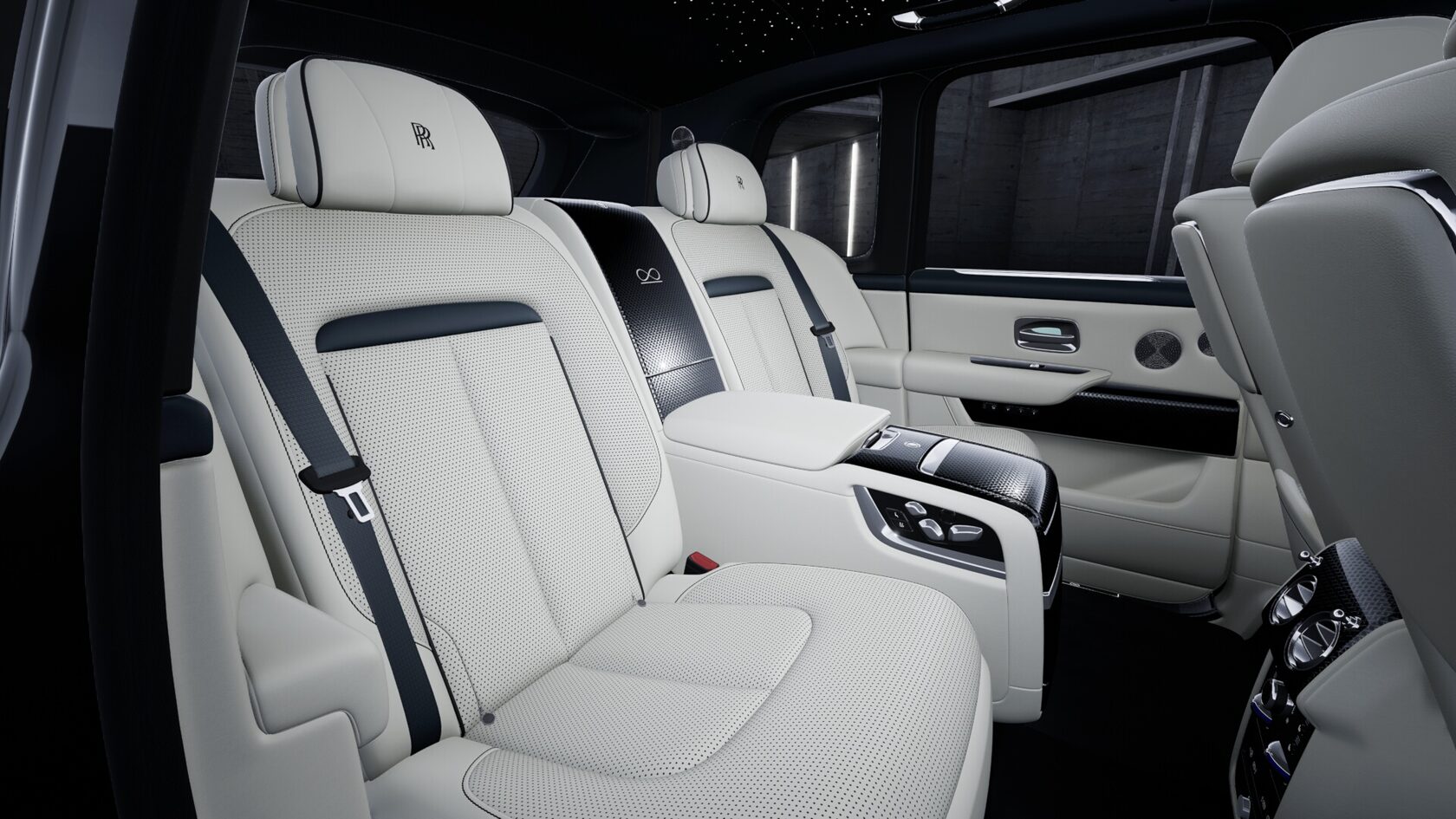 Rolls-Royce Cullinan Black Badge II  <br>Черный 