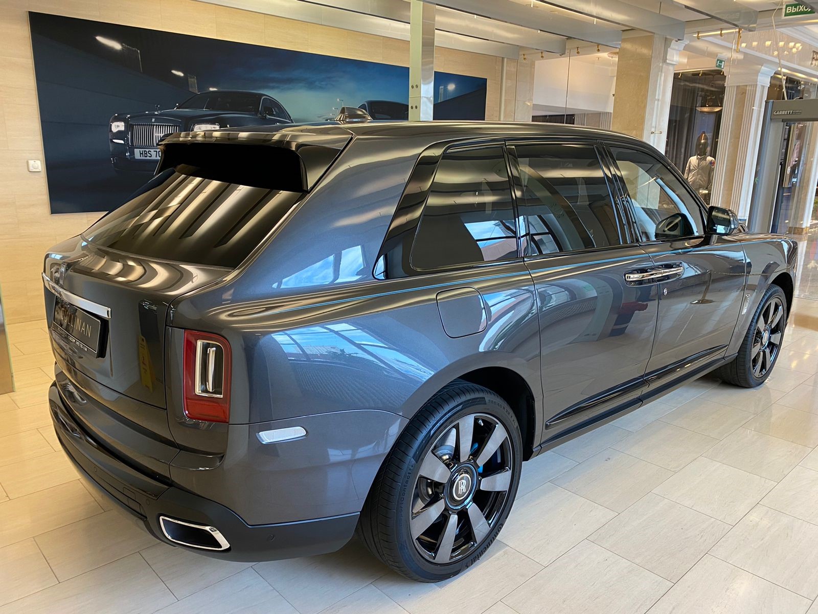 Rolls-Royce Cullinan  <br>Темно-серый металлик