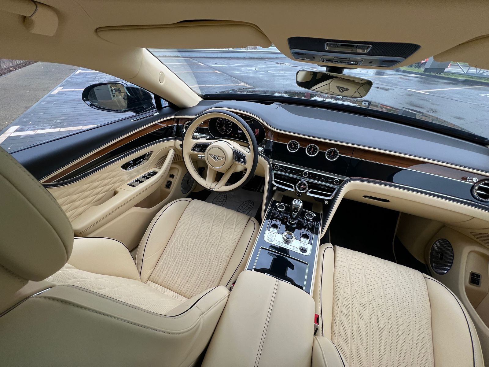 Rolls-Royce Flying Spur W12 2025 год <br>Черный металлик Beluga