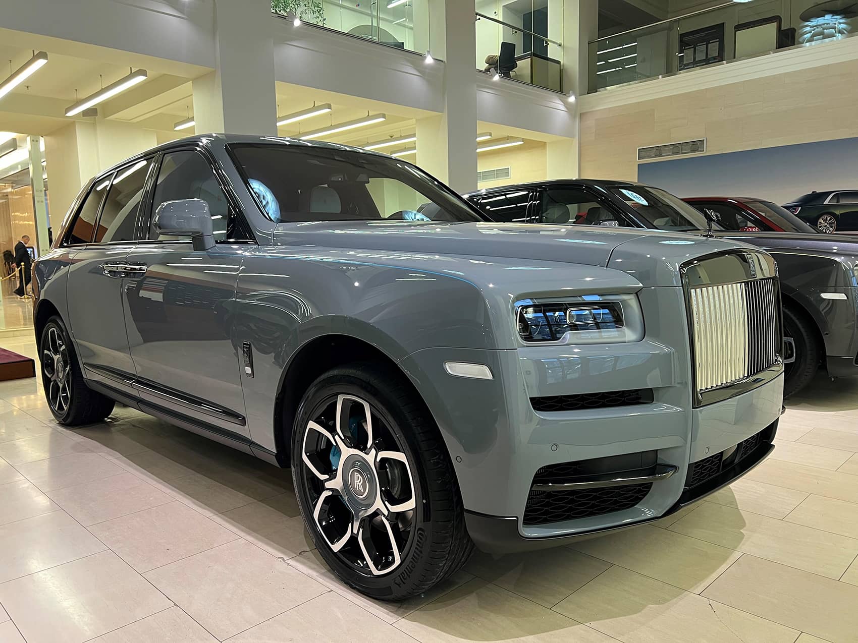 Rolls-Royce Cullinan Black Badge  <br>Burnout Grey 