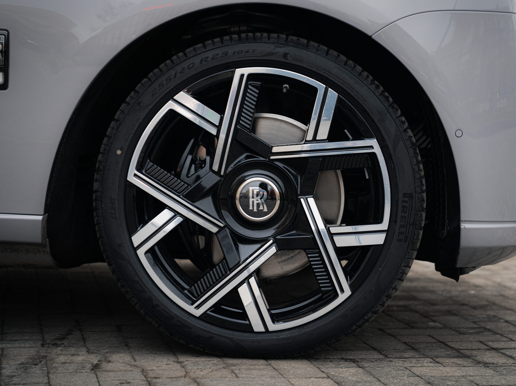 Rolls-Royce Cullinan Black Badge II  <br>Серый 