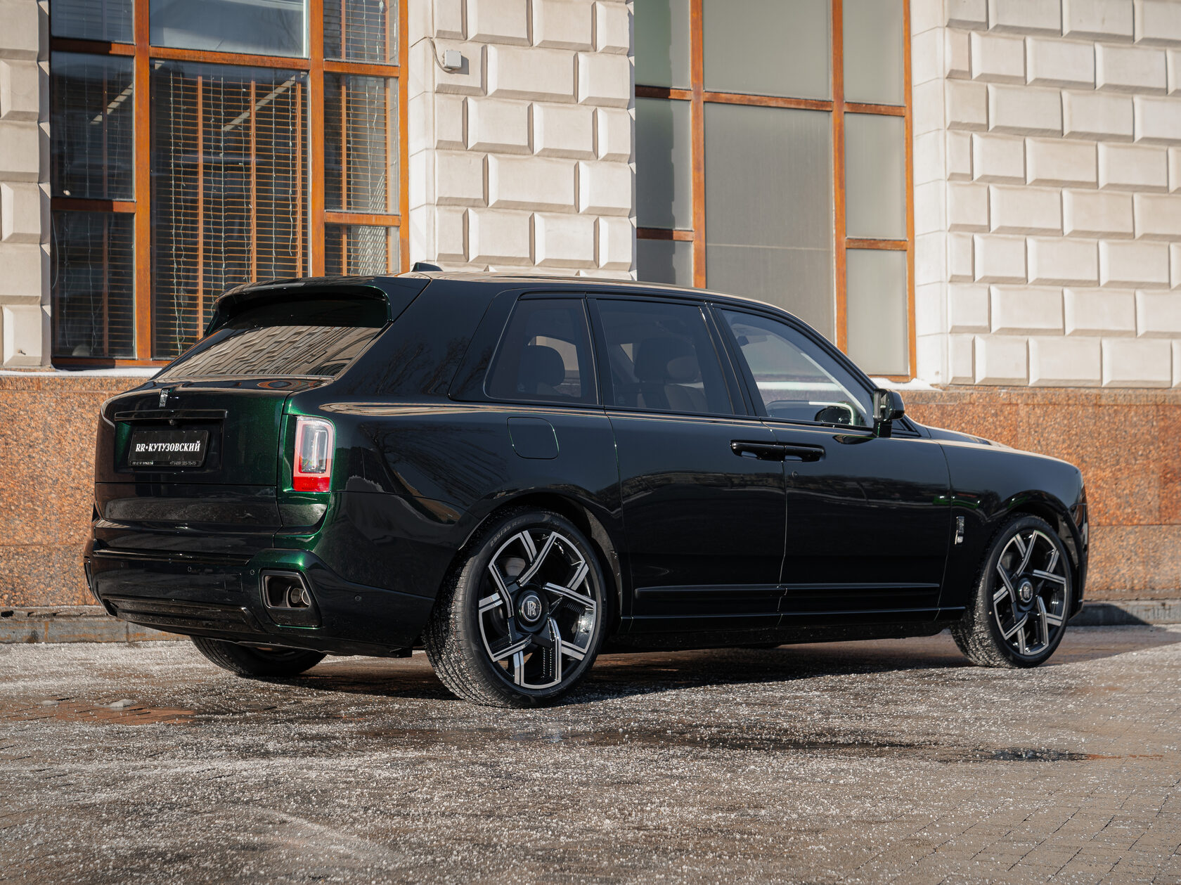 Rolls-Royce Cullinan Black Badge II  <br>Зелёный 