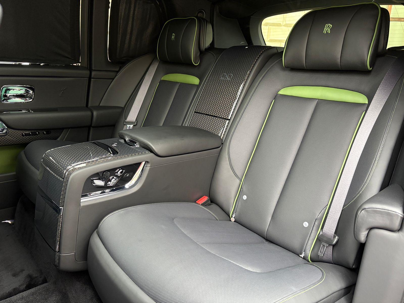 Rolls-Royce Cullinan Black Badge II  <br>Черный 