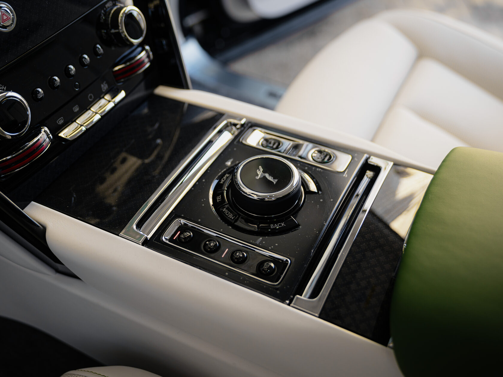 Rolls-Royce Cullinan Black Badge II  <br>Зелёный 