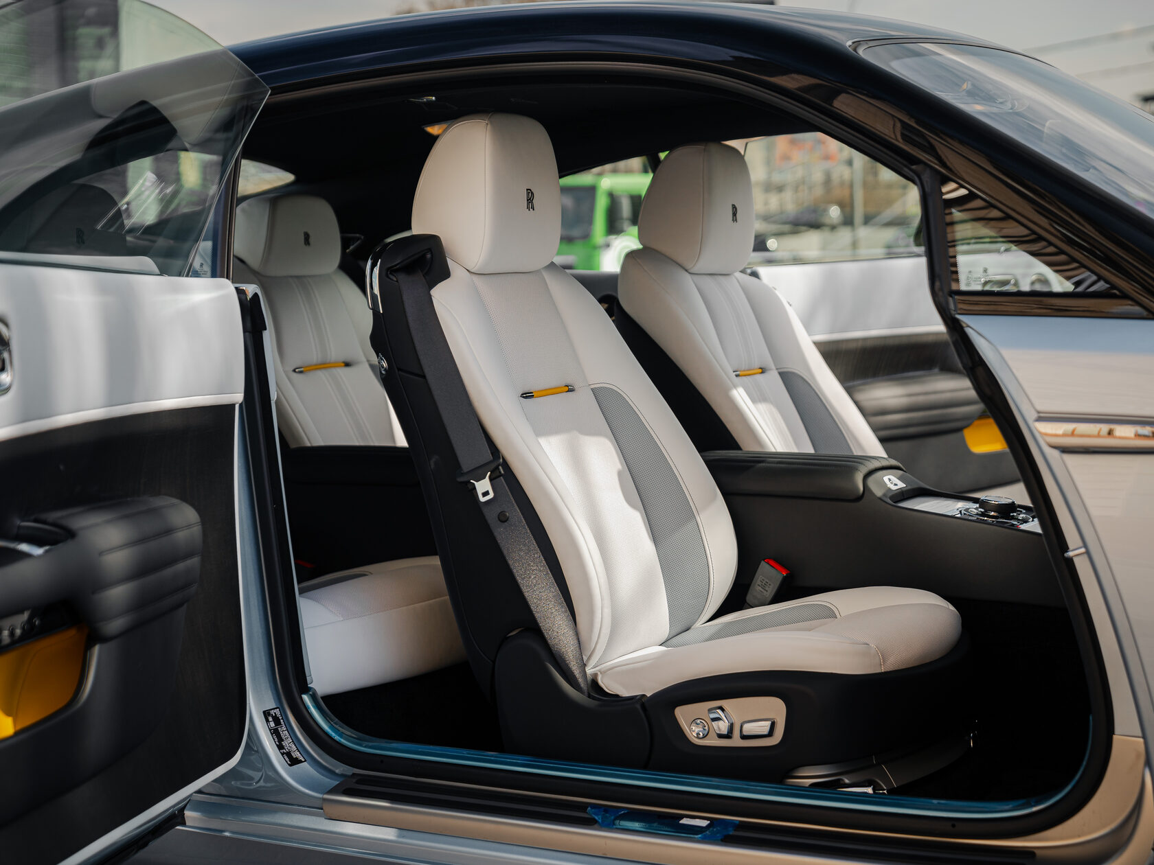 Rolls-Royce Wraith Black Badge Landspeed Collection  <br>Черный/ Небесноголубой