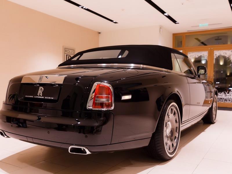 Панда роллс кемерово. Роллс Ройс Phantom 2016. Rolls Royce Phantom Drophead 2016. Роллс Ройс Фантом купе 2016. Rolls Royce Phantom Coupe Black.