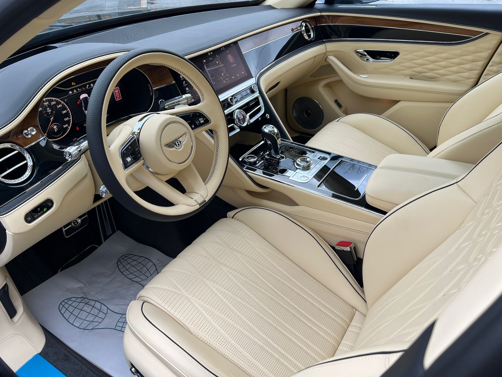 Rolls-Royce Flying Spur W12 2025 год <br>Черный металлик Beluga