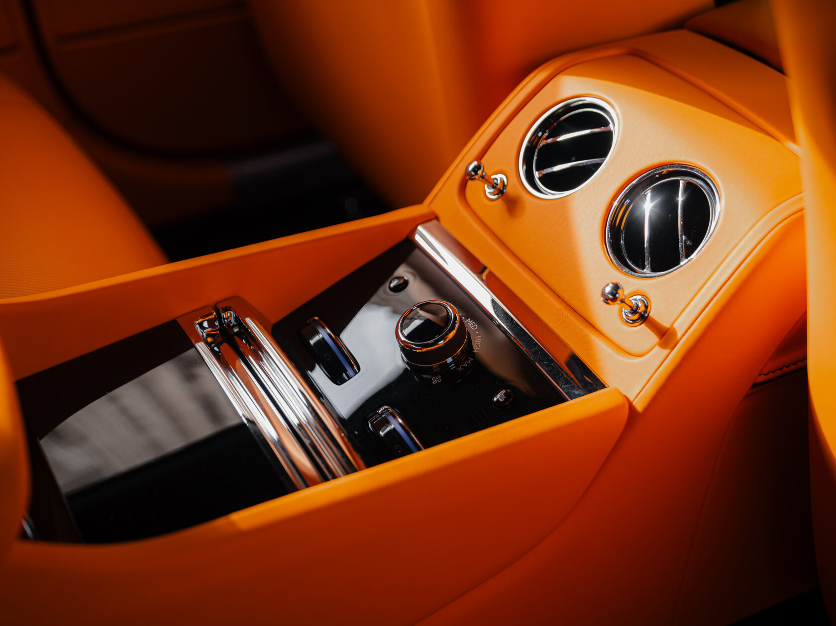 Rolls-Royce Spectre 2024 год <br>Diamond Black / Черный бриллиант