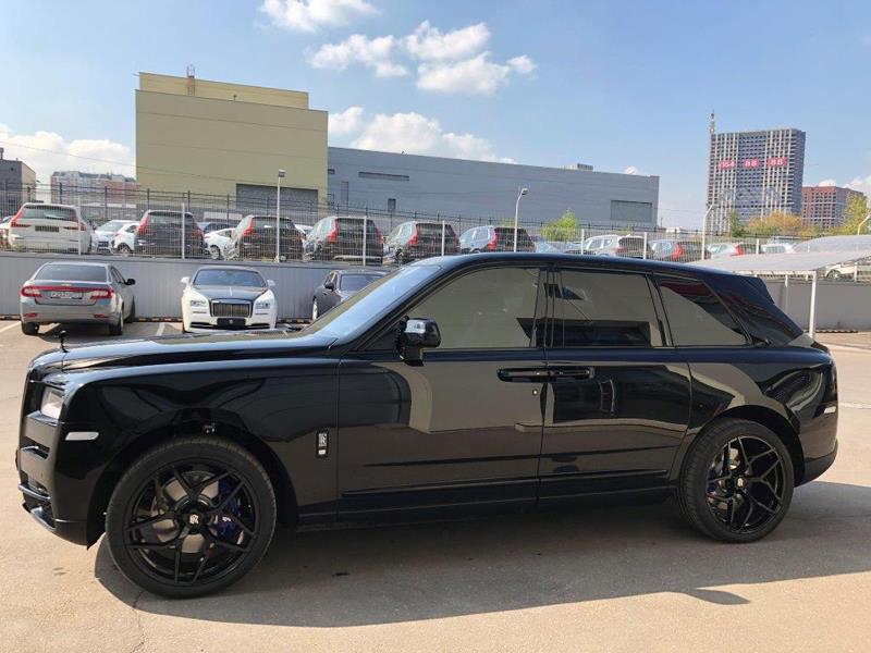 Rolls Royce Cullinan ночью