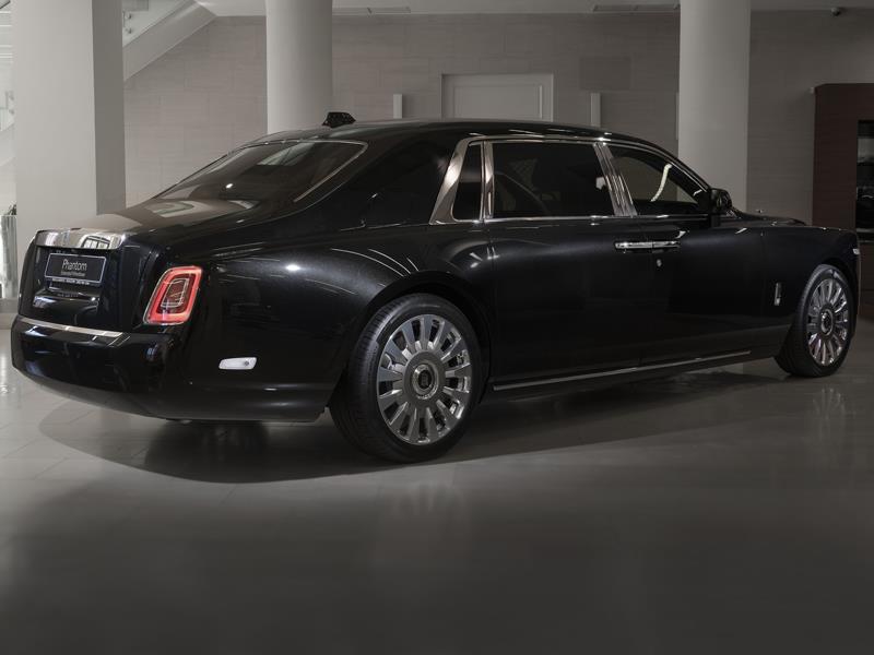 Rolls-Royce Phantom EWB  <br>Diamond Black 