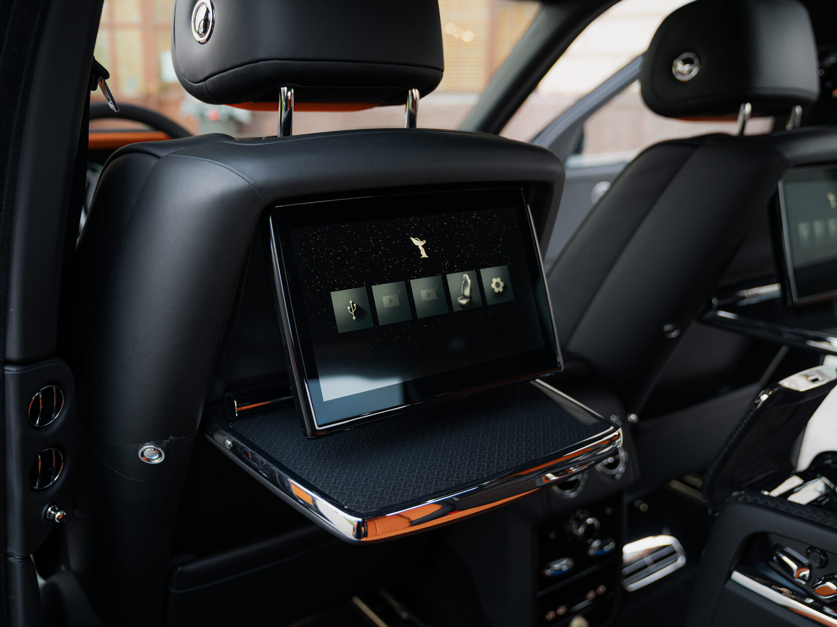 Rolls-Royce Cullinan Black Badge II  <br>Черный 