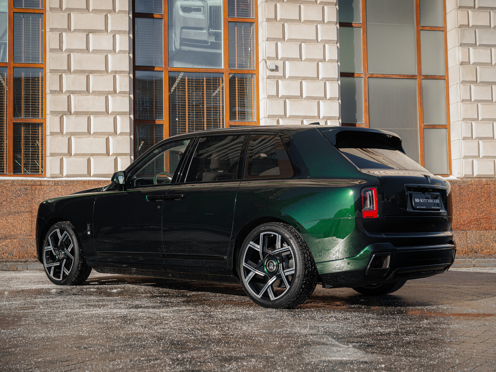 Rolls-Royce Cullinan Black Badge II  <br>Зелёный 