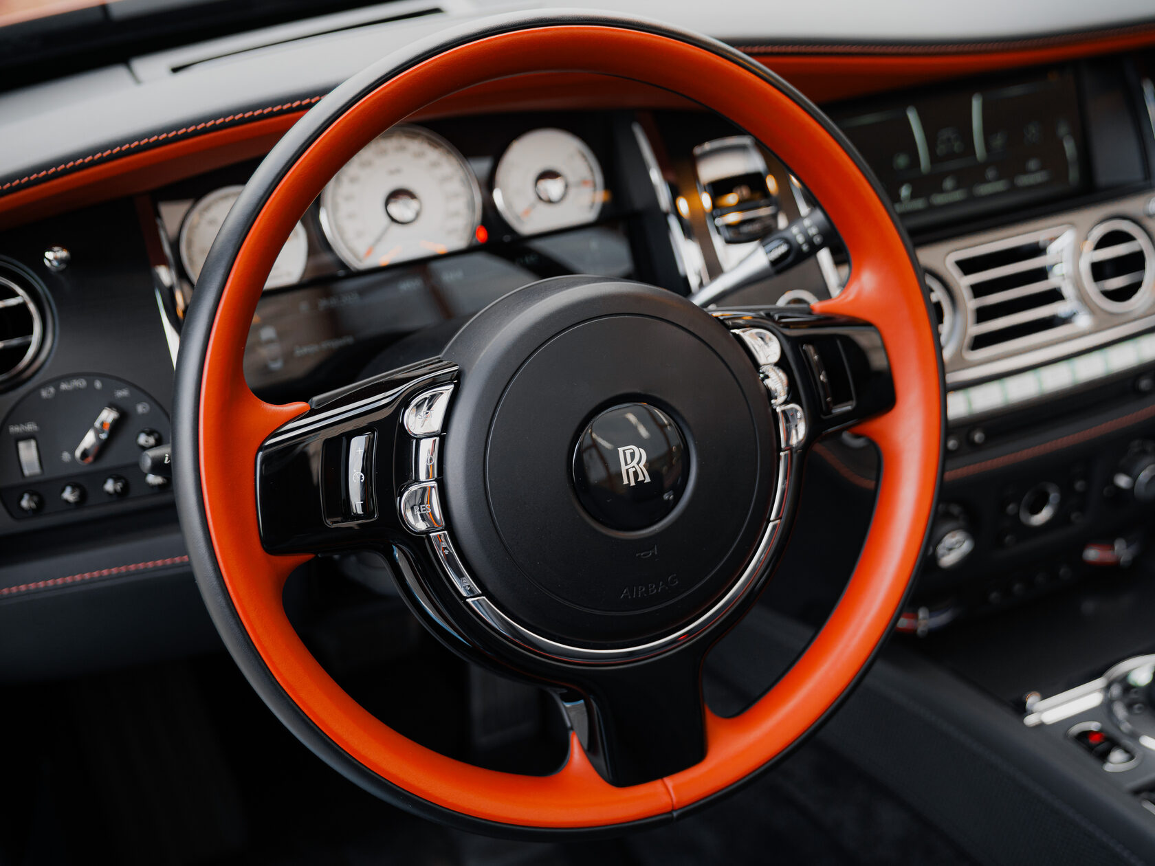 Rolls-Royce Black Badge Adamas  <br>Чёрный/Красный