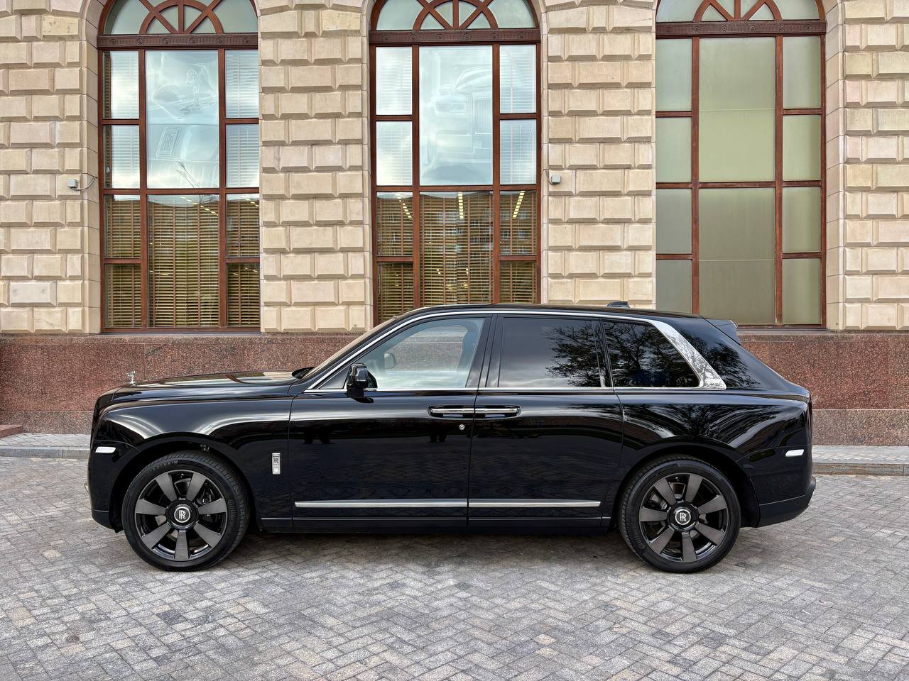 Rolls-Royce Cullinan 2019 год <br>Черный