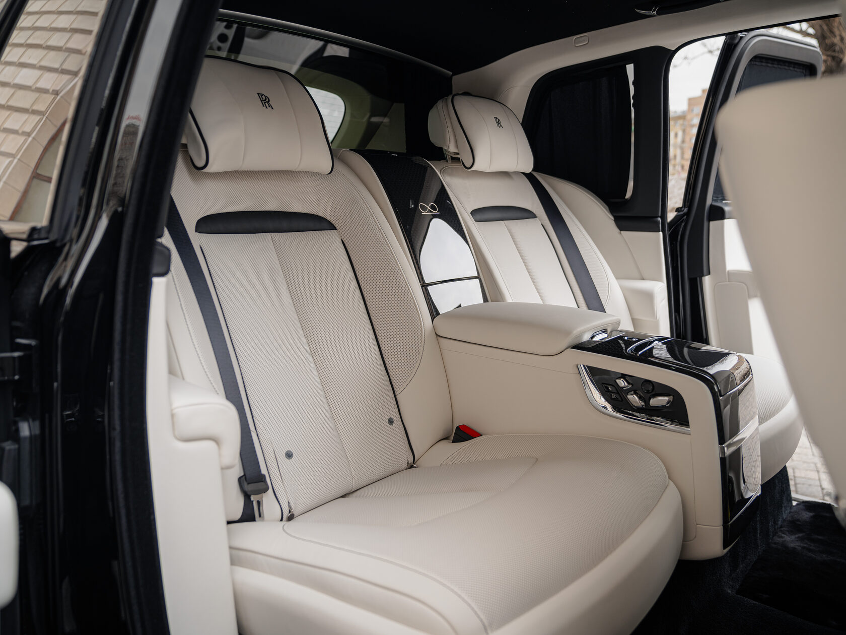 Rolls-Royce Cullinan Black Badge II  <br>Черный 