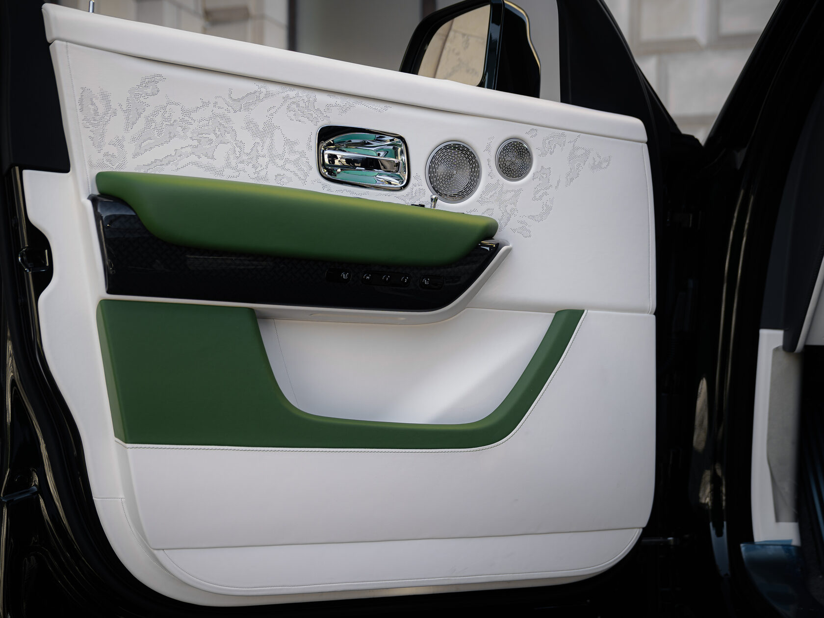 Rolls-Royce Cullinan Black Badge II  <br>Зелёный 