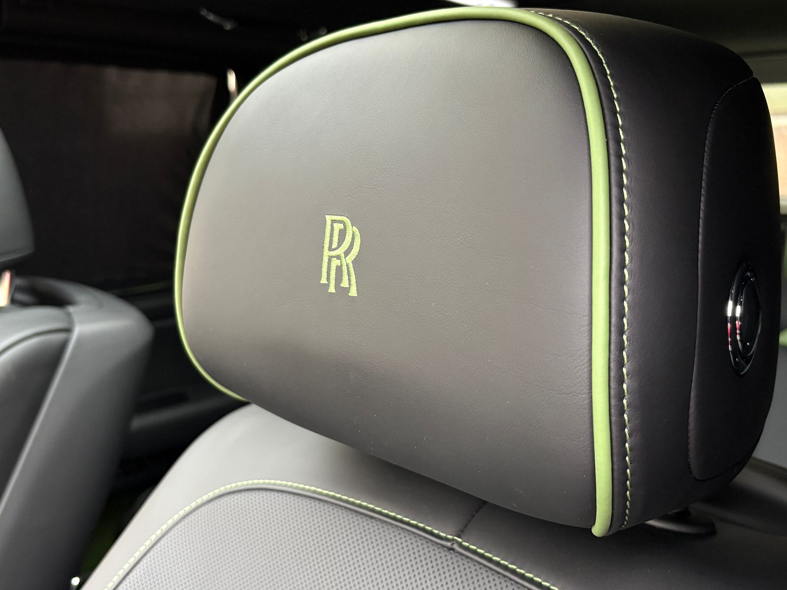 Rolls-Royce Cullinan Black Badge II  <br>Черный 