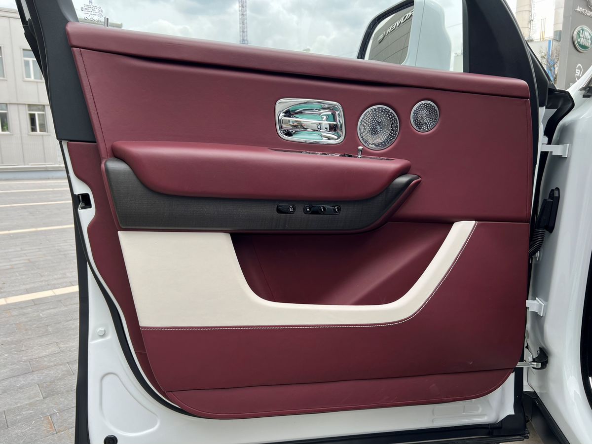 Rolls-Royce Cullinan  <br>Белый