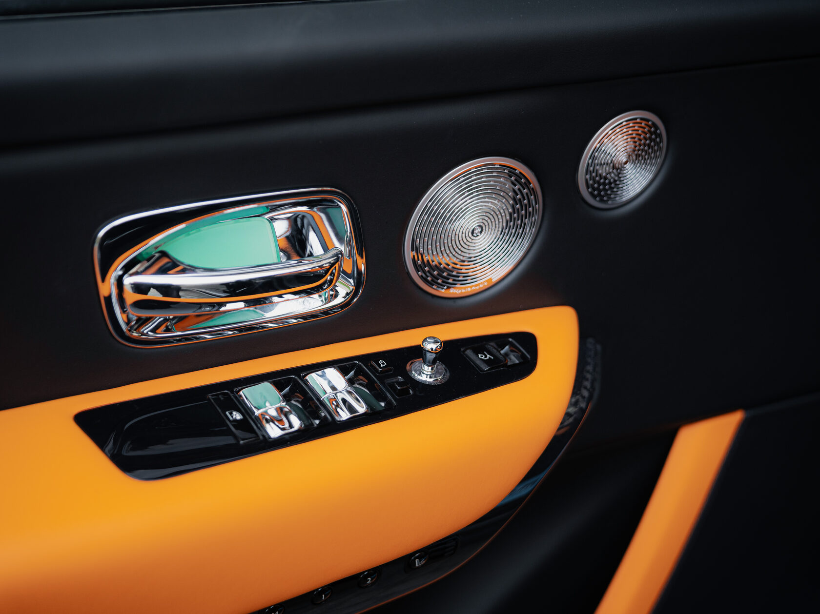 Rolls-Royce Cullinan Black Badge II  <br>Черный 