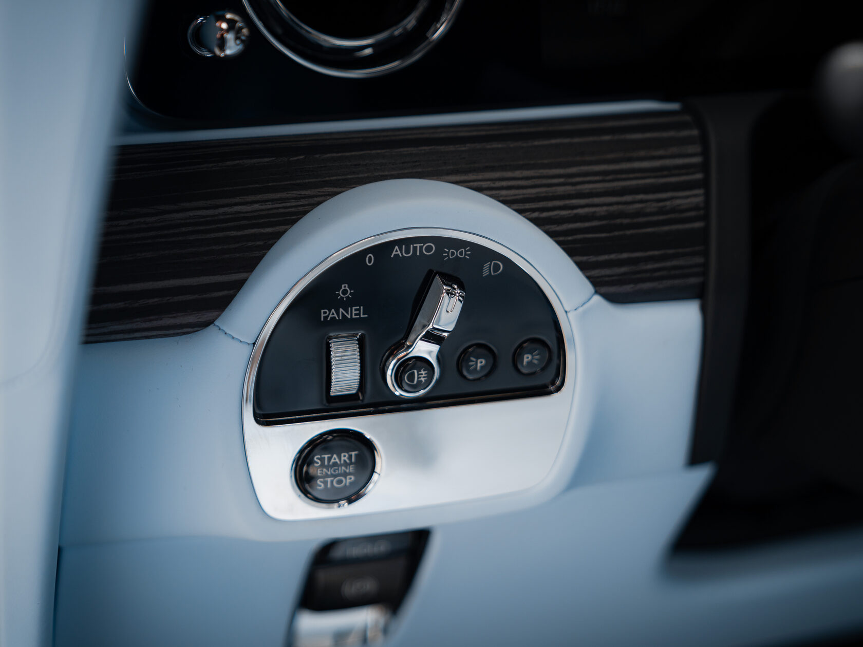 Rolls-Royce Spectre 2023 год <br>Black Diamond/ Черный