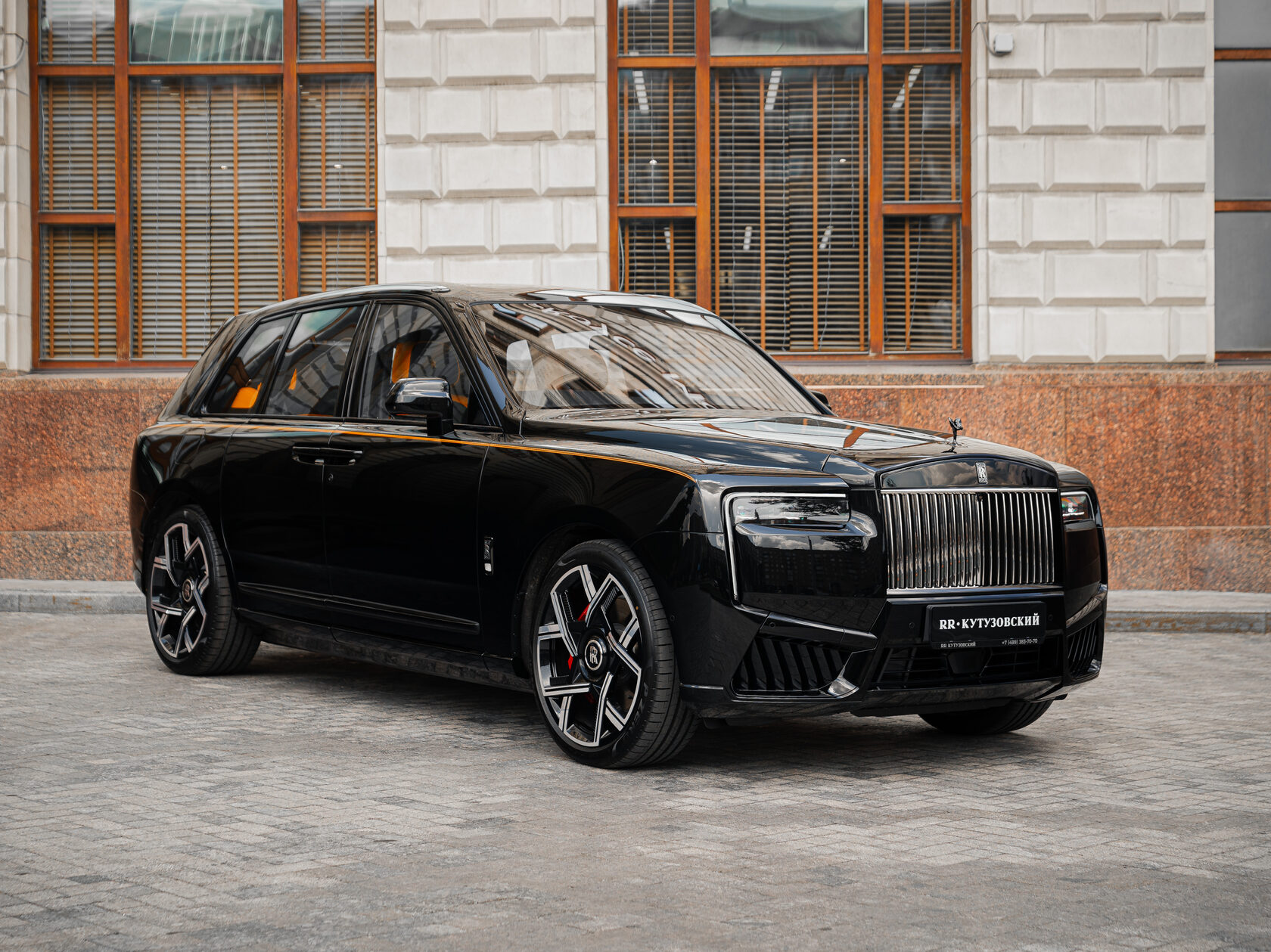 Rolls-Royce Cullinan Black Badge II  <br>Черный 