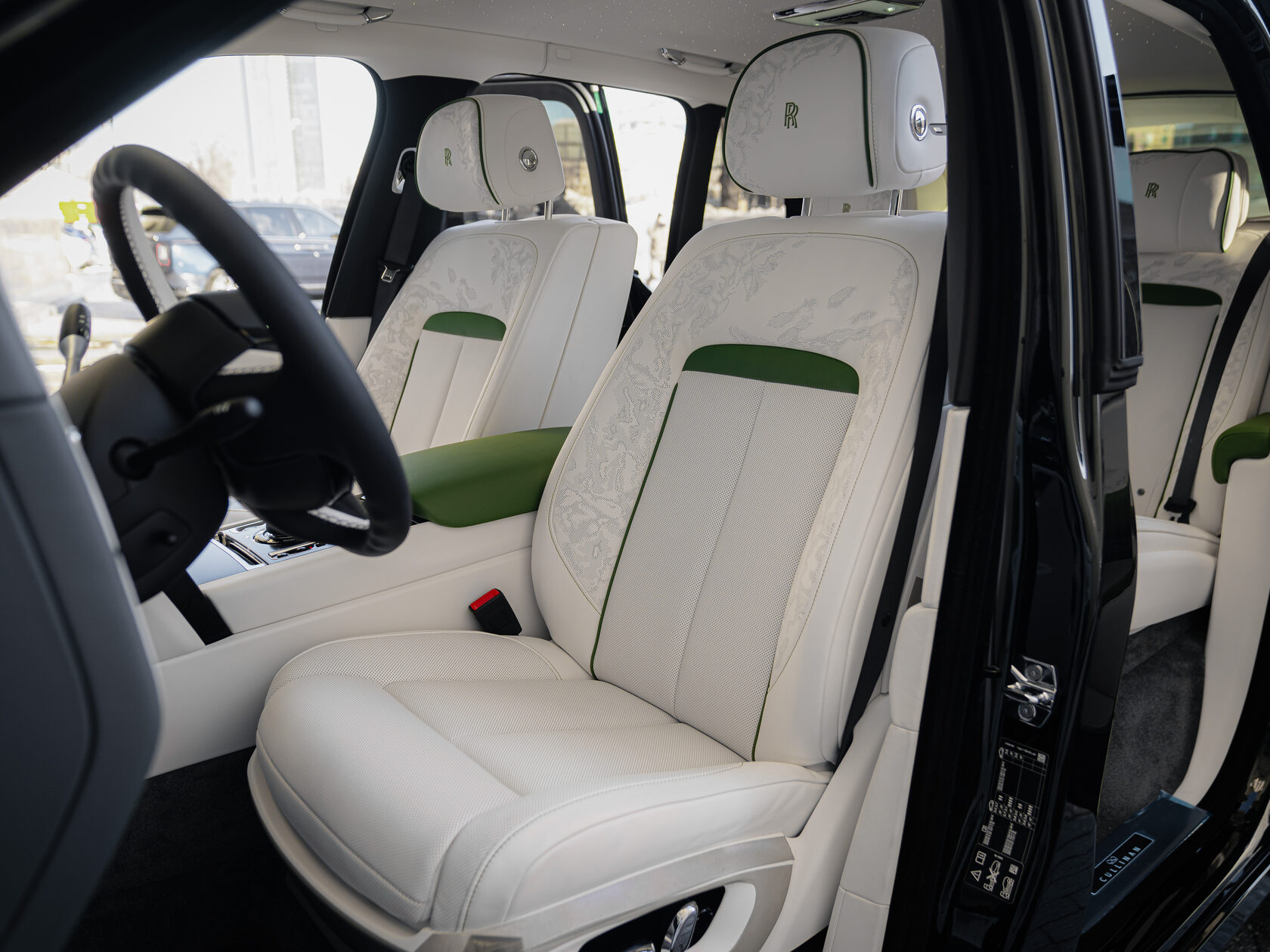 Rolls-Royce Cullinan Black Badge II  <br>Зелёный 
