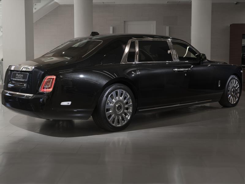 Rolls-Royce Phantom EWB  <br>Diamond Black 