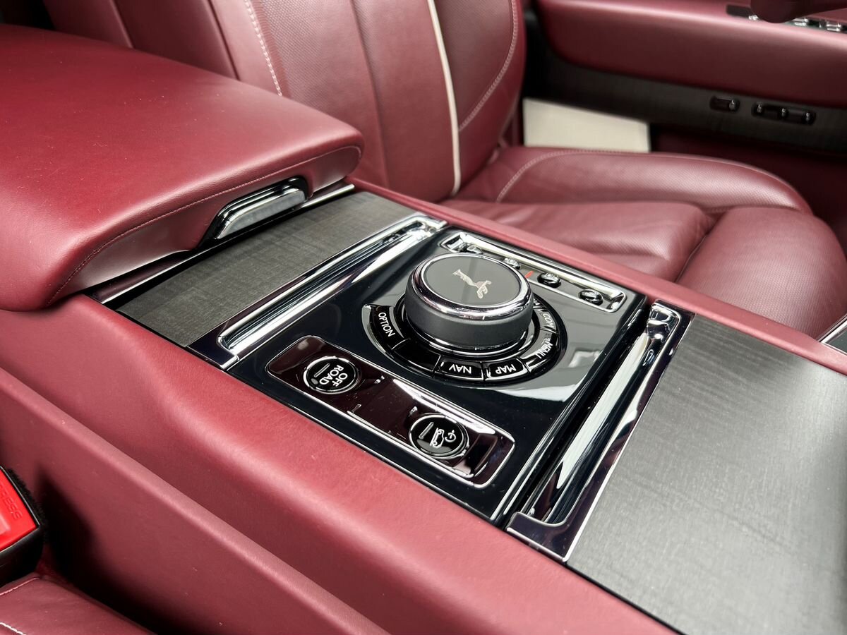 Rolls-Royce Cullinan, I 2019 год <br>Белый