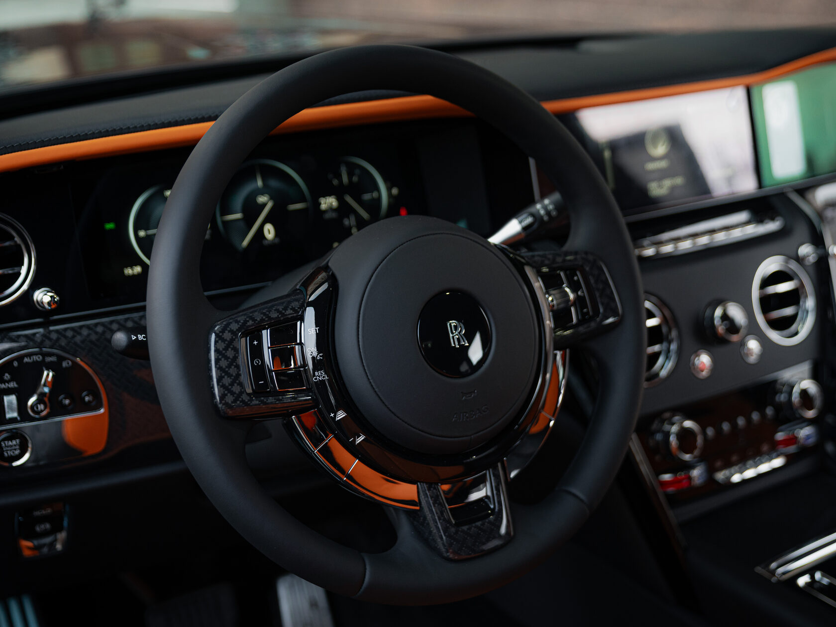 Rolls-Royce Cullinan Black Badge II  <br>Черный 