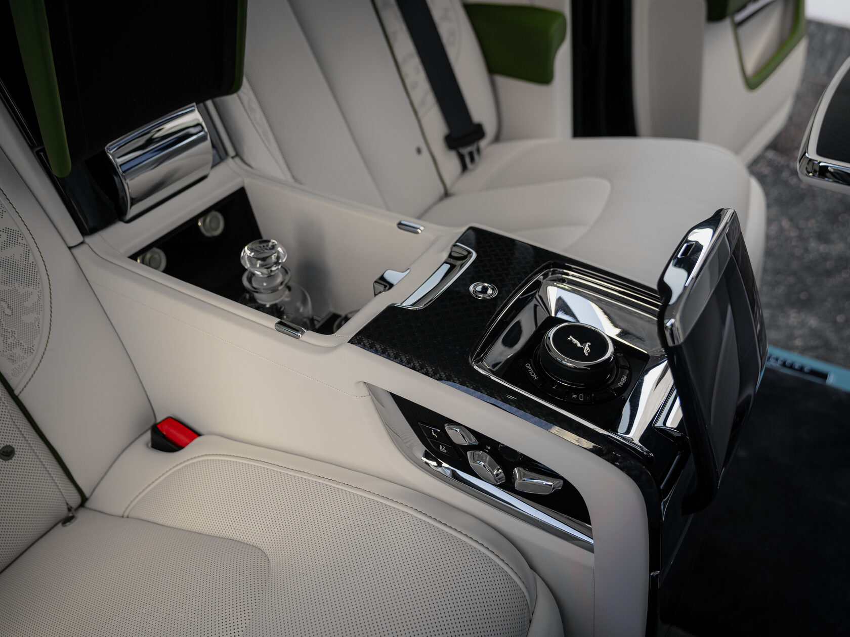 Rolls-Royce Cullinan Black Badge II  <br>Зелёный 