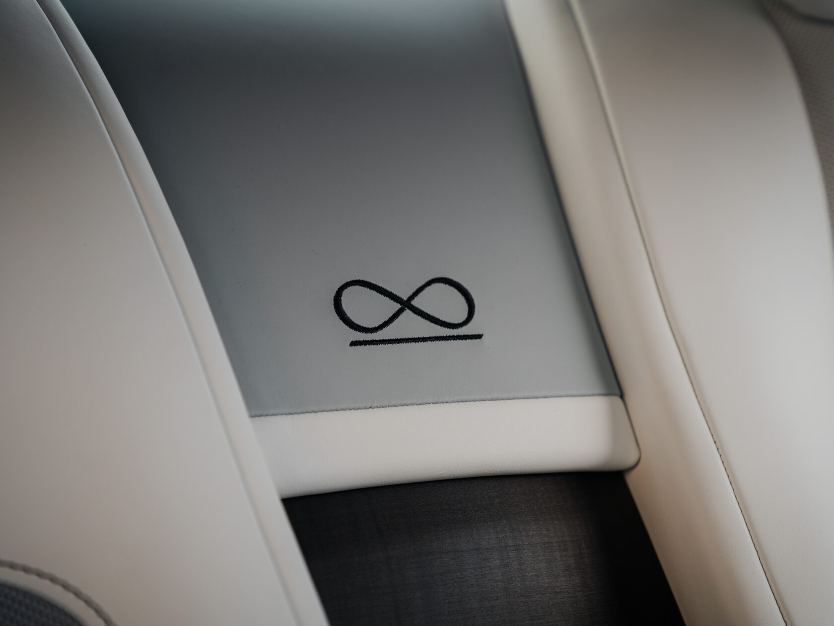 Rolls-Royce Wraith Black Badge Landspeed Collection  <br>Черный/ Небесноголубой