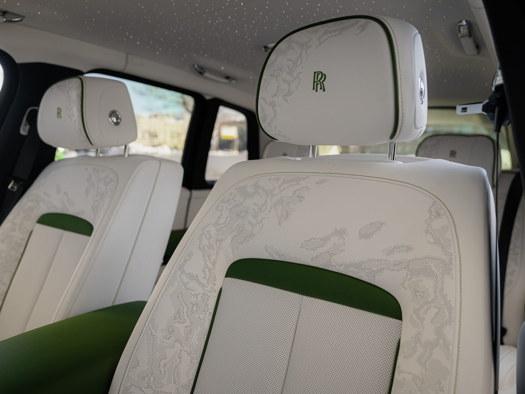 Rolls-Royce Cullinan Black Badge II  <br>Зелёный 