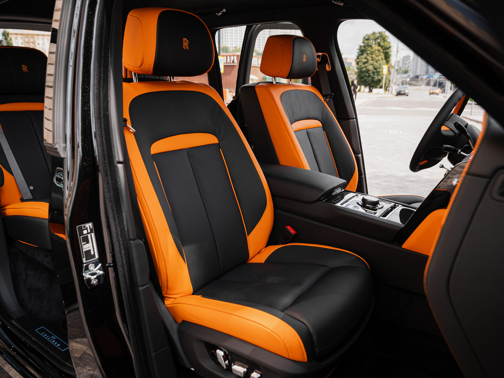 Rolls-Royce Cullinan Black Badge II  <br>Черный 