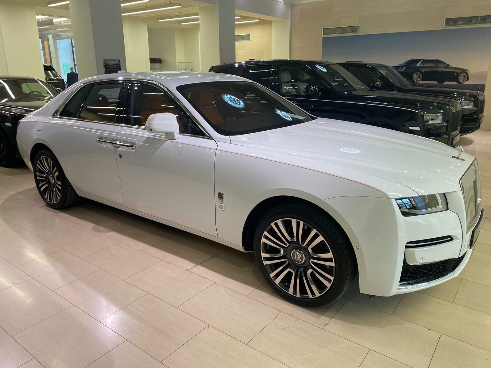 Rolls-Royce Ghost   <br>Mandarin / Black 