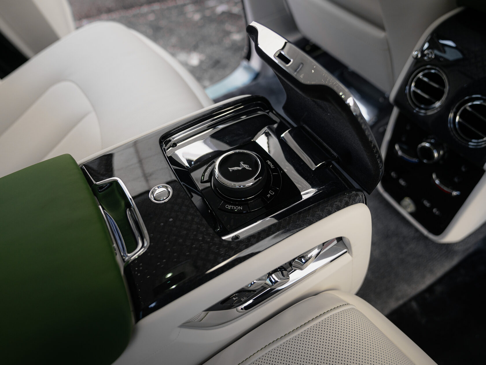 Rolls-Royce Cullinan Black Badge II  <br>Зелёный 