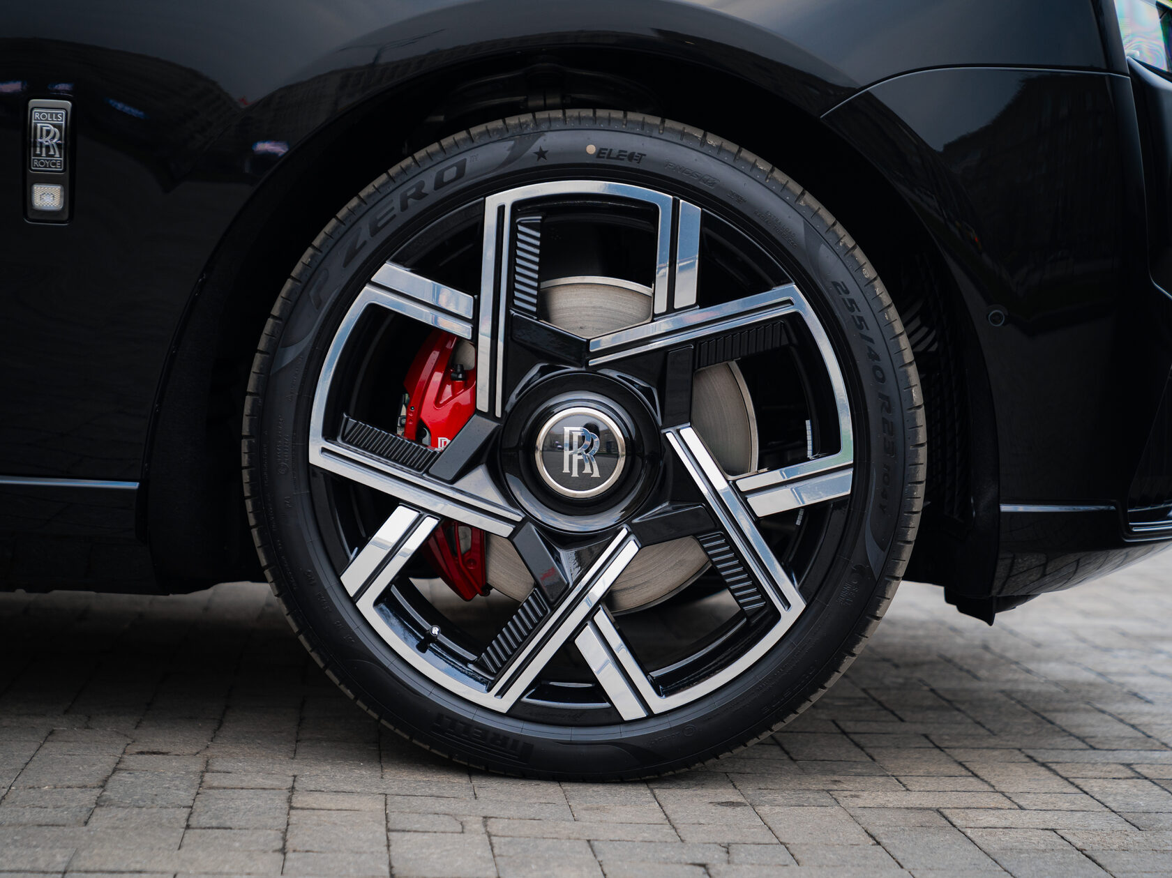 Rolls-Royce Cullinan Black Badge II  <br>Черный 