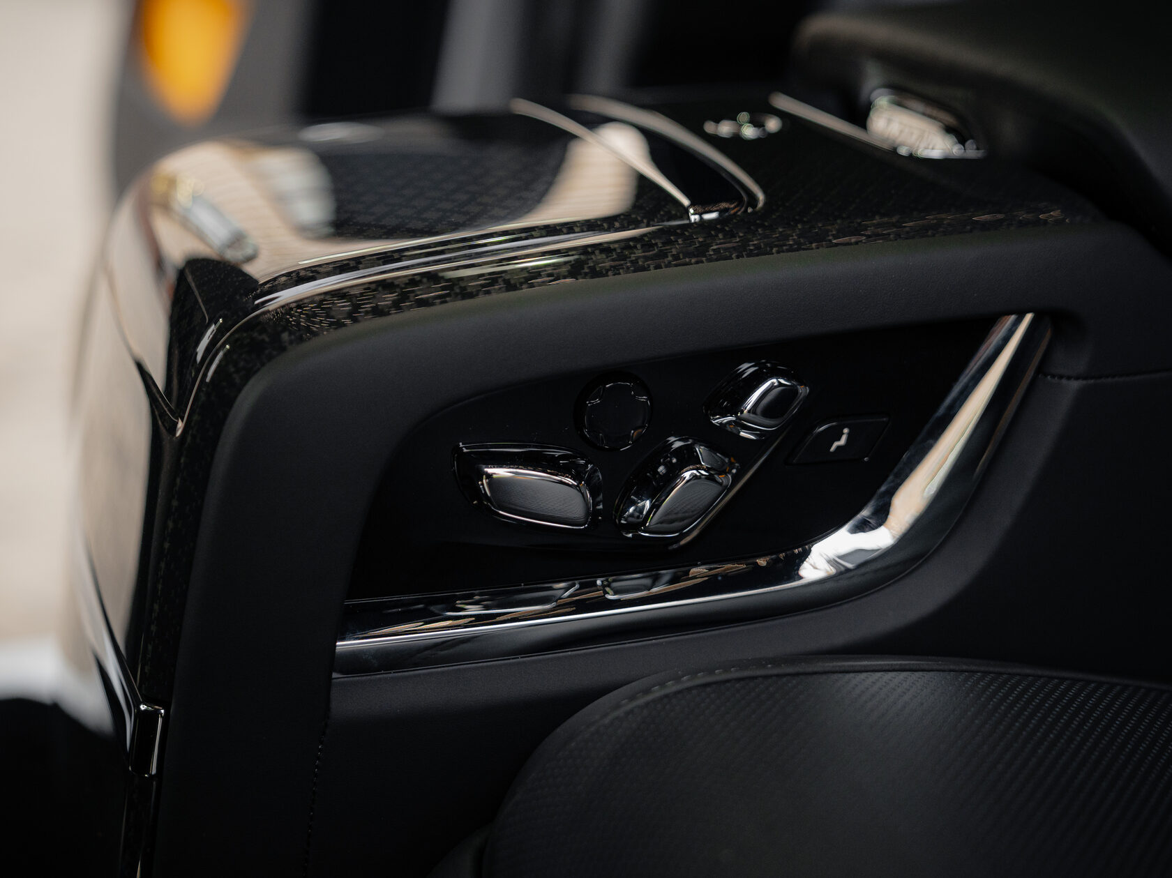 Rolls-Royce Cullinan Black Badge II  <br>Серый 