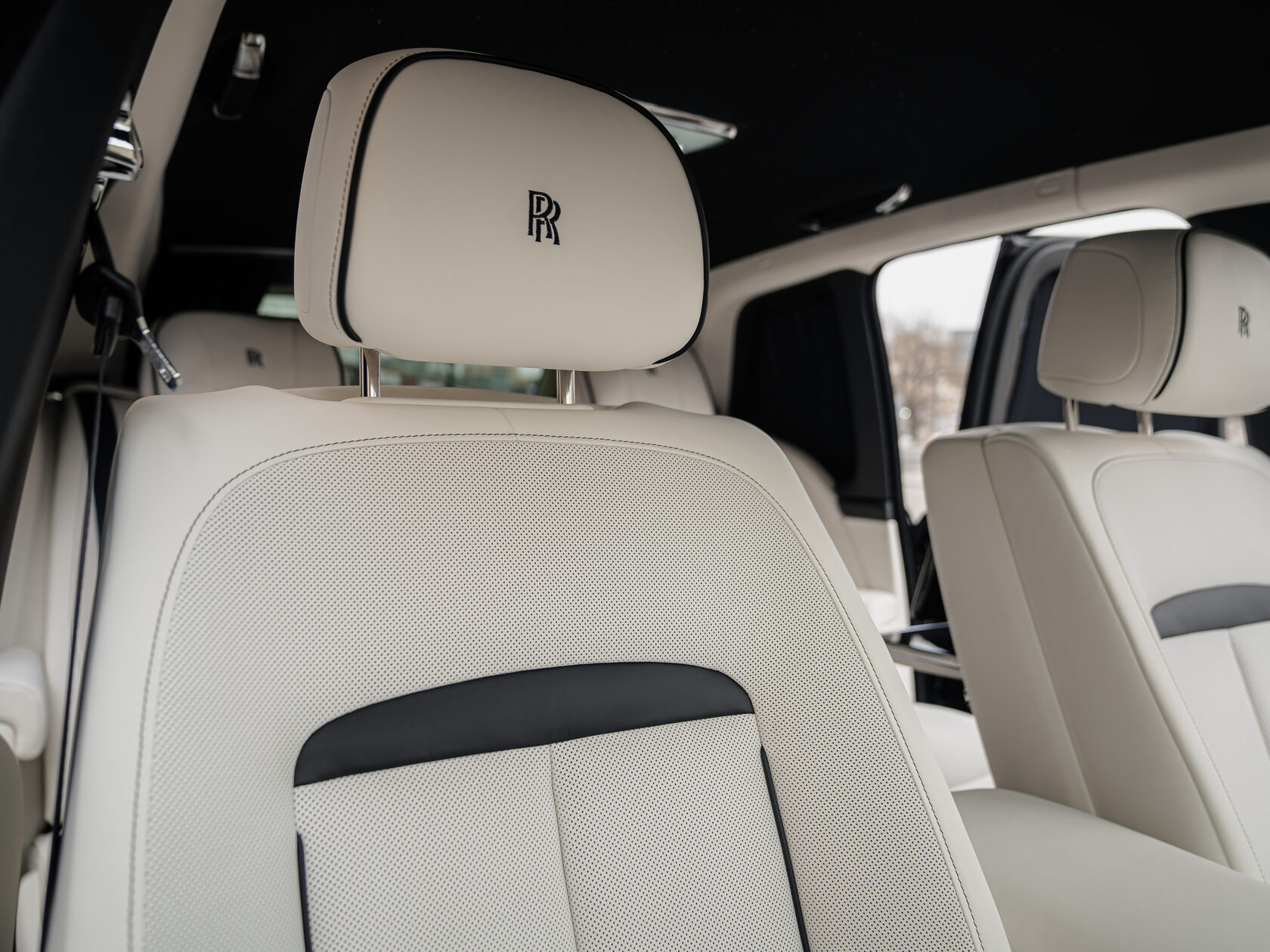 Rolls-Royce Cullinan Black Badge II  <br>Черный 
