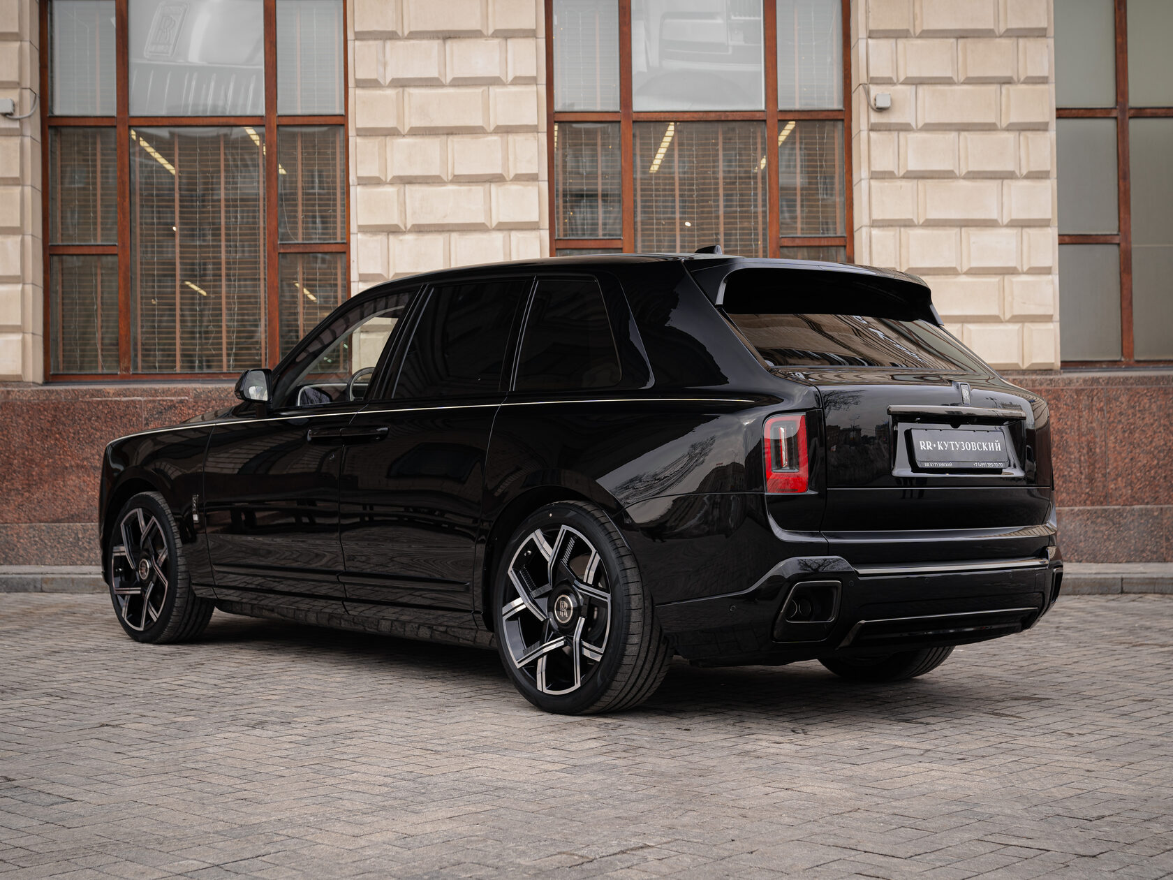 Rolls-Royce Cullinan Black Badge II  <br>Черный 