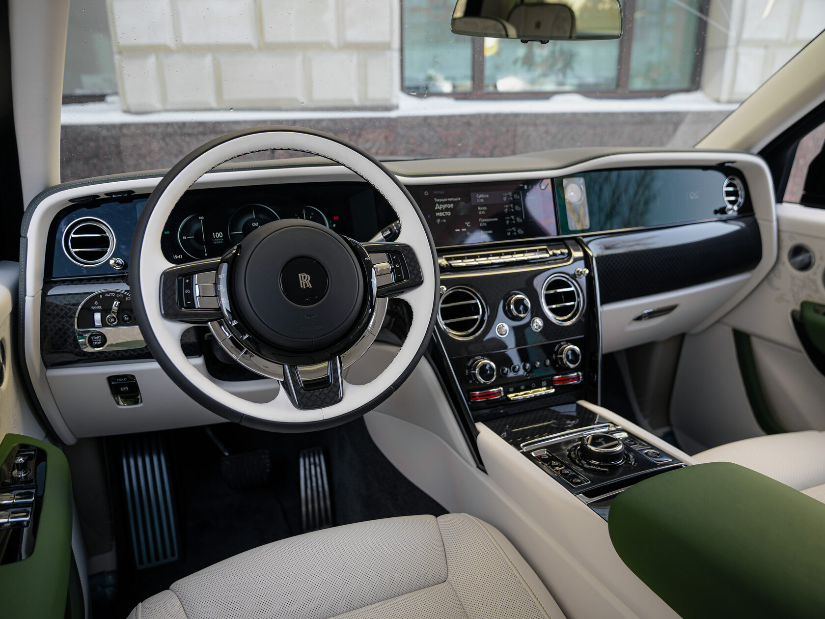 Rolls-Royce Cullinan Black Badge II  <br>Зелёный 