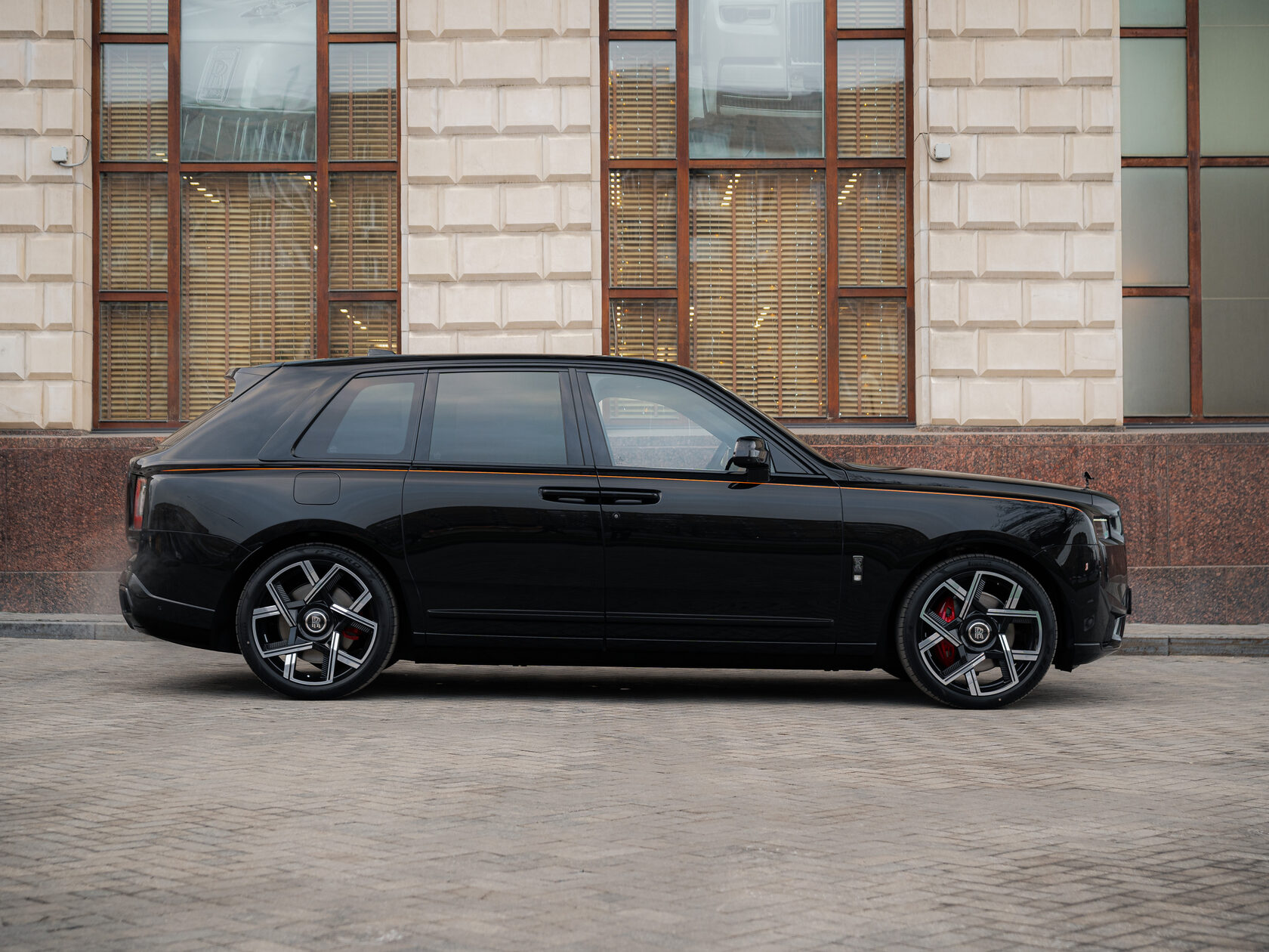 Rolls-Royce Cullinan Black Badge II  <br>Черный 