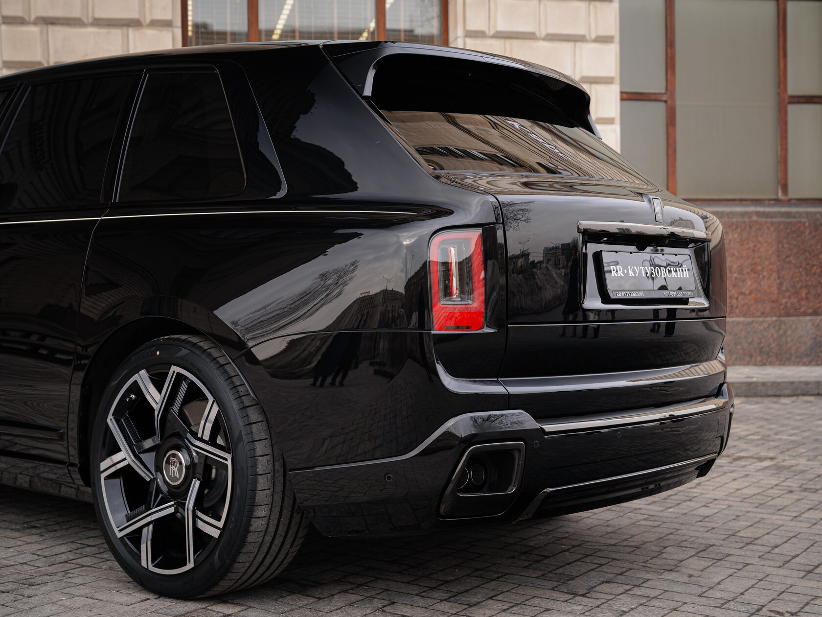 Rolls-Royce Cullinan Black Badge II  <br>Черный 