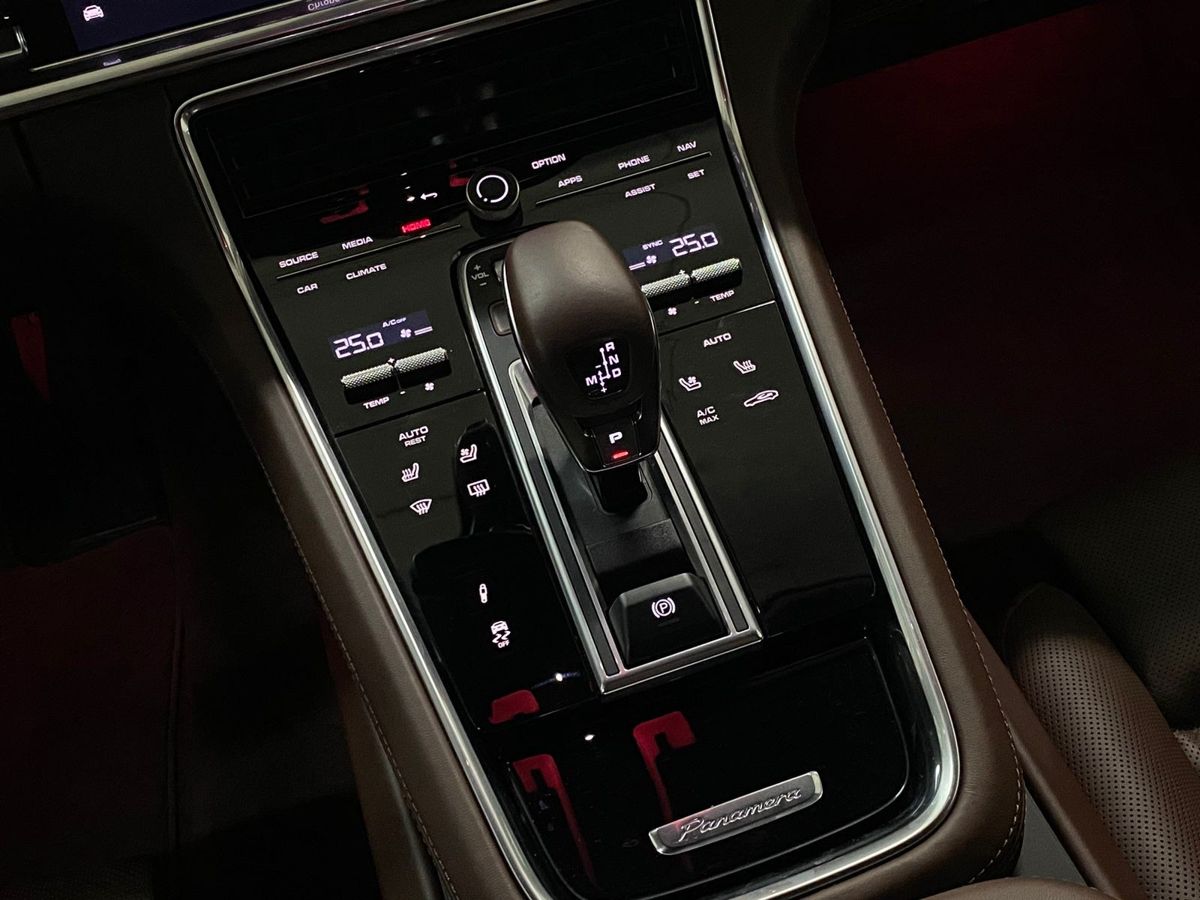 Rolls-Royce Panamera, II Рестайлинг 2021 год <br>Фиолетовый