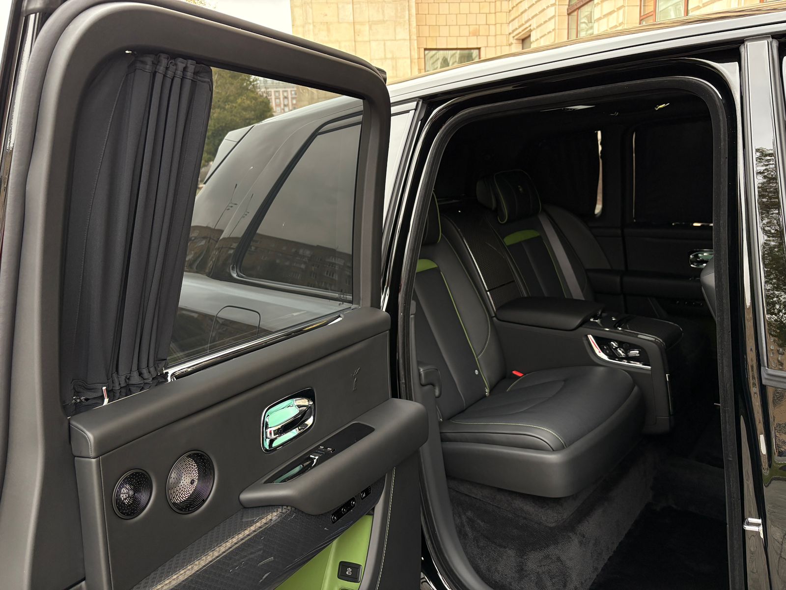 Rolls-Royce Cullinan Black Badge II  <br>Черный 