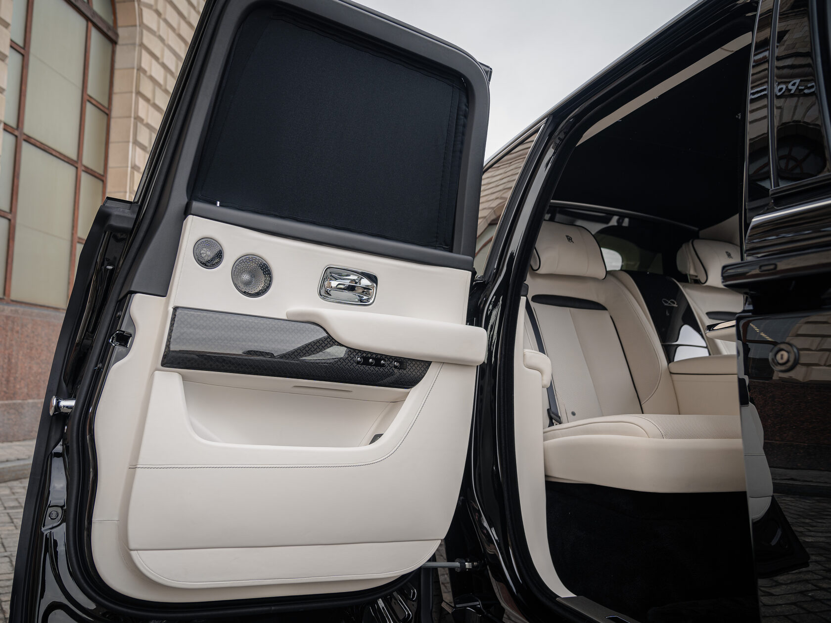 Rolls-Royce Cullinan Black Badge II  <br>Черный 