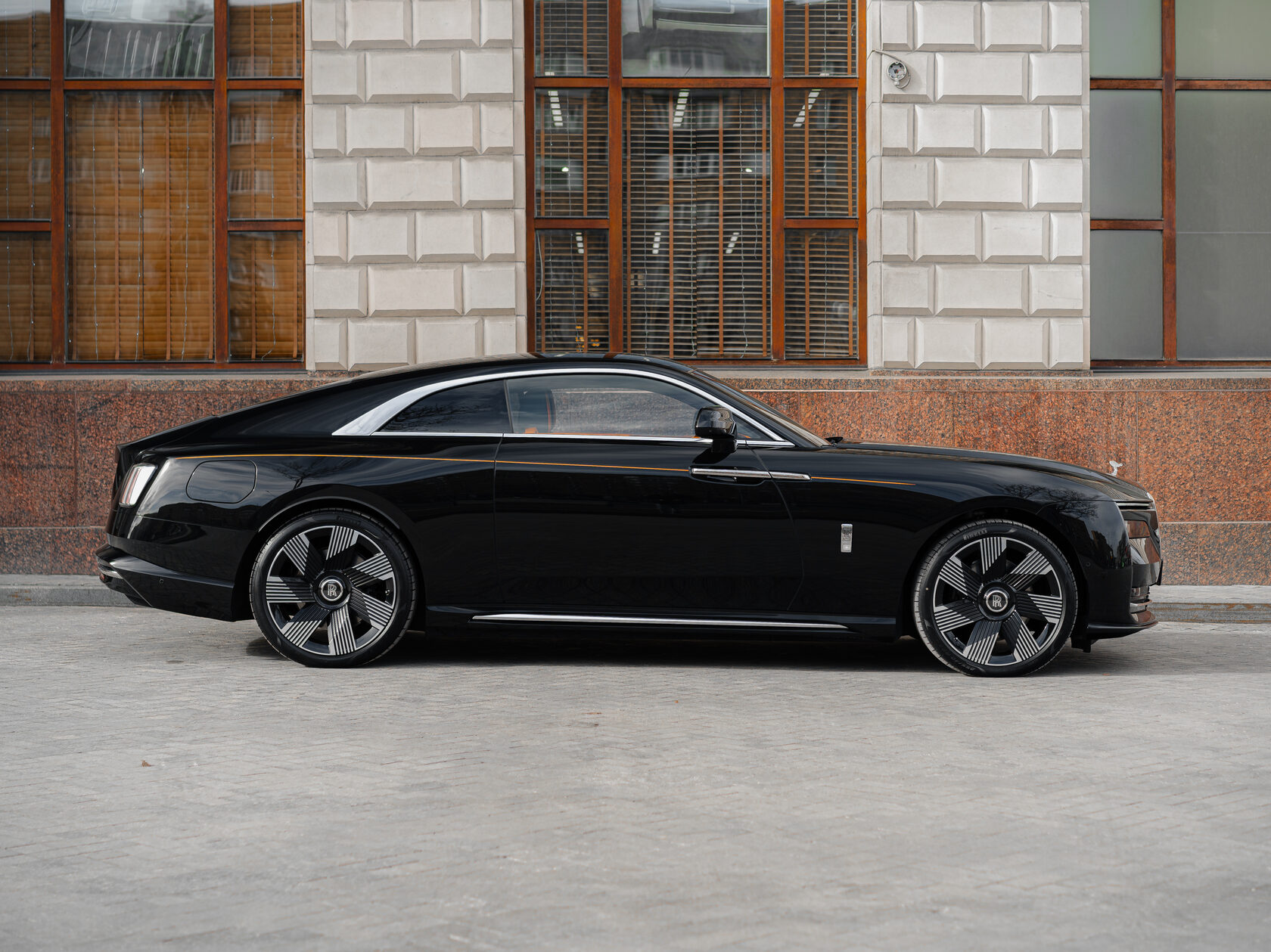 Rolls-Royce Spectre 2024 год <br>Diamond Black / Черный бриллиант